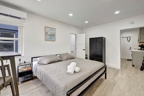 Schreibtisch, Bügeleisen/Bügelbrett, Reisekinderbett, kostenloses WLAN