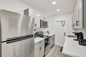 Réfrigérateur, micro-ondes, four, plaque de cuisson