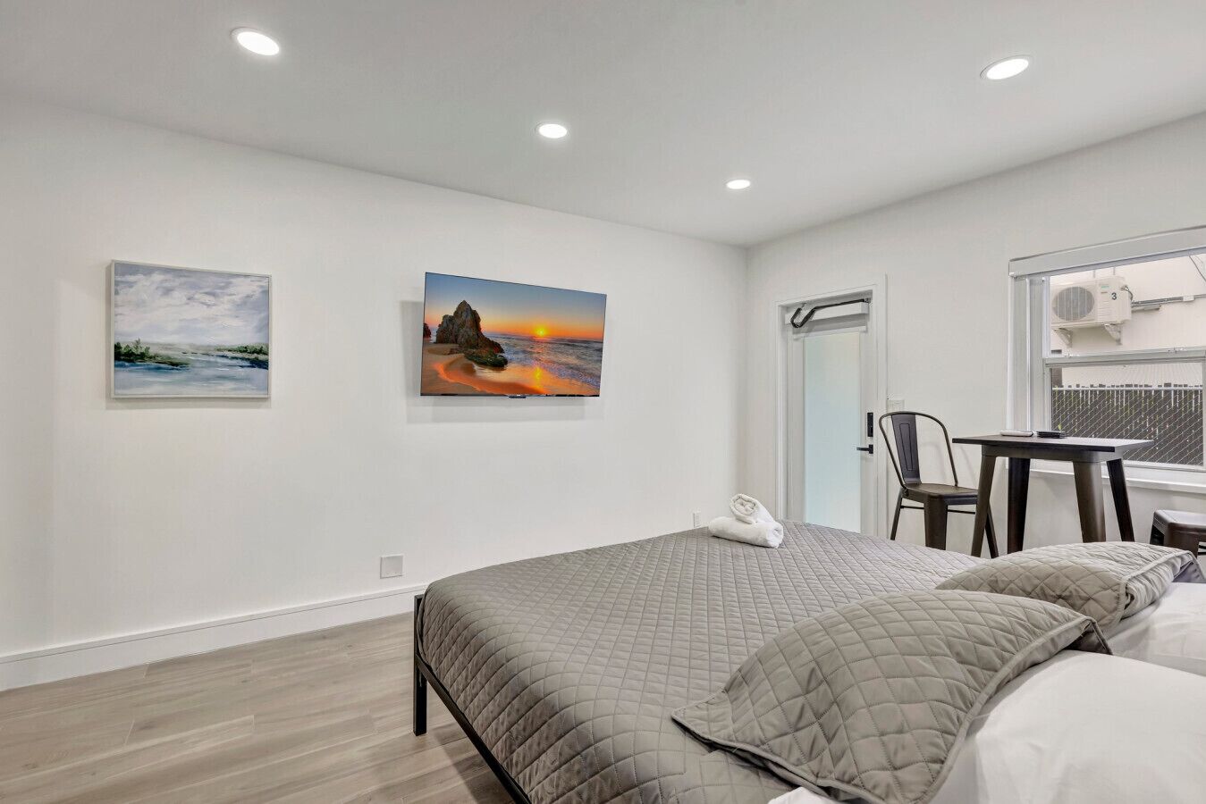 Escritorio, tabla de planchar con plancha, cuna de viaje y wifi gratis 