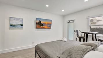 Escritorio, tabla de planchar con plancha, cuna de viaje y wifi gratis