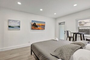 Bureau, fer et planche à repasser, lit parapluie, Wi-Fi gratuit