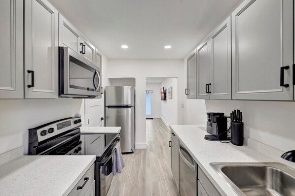 Réfrigérateur, four à micro-ondes, un four, surface de cuisson