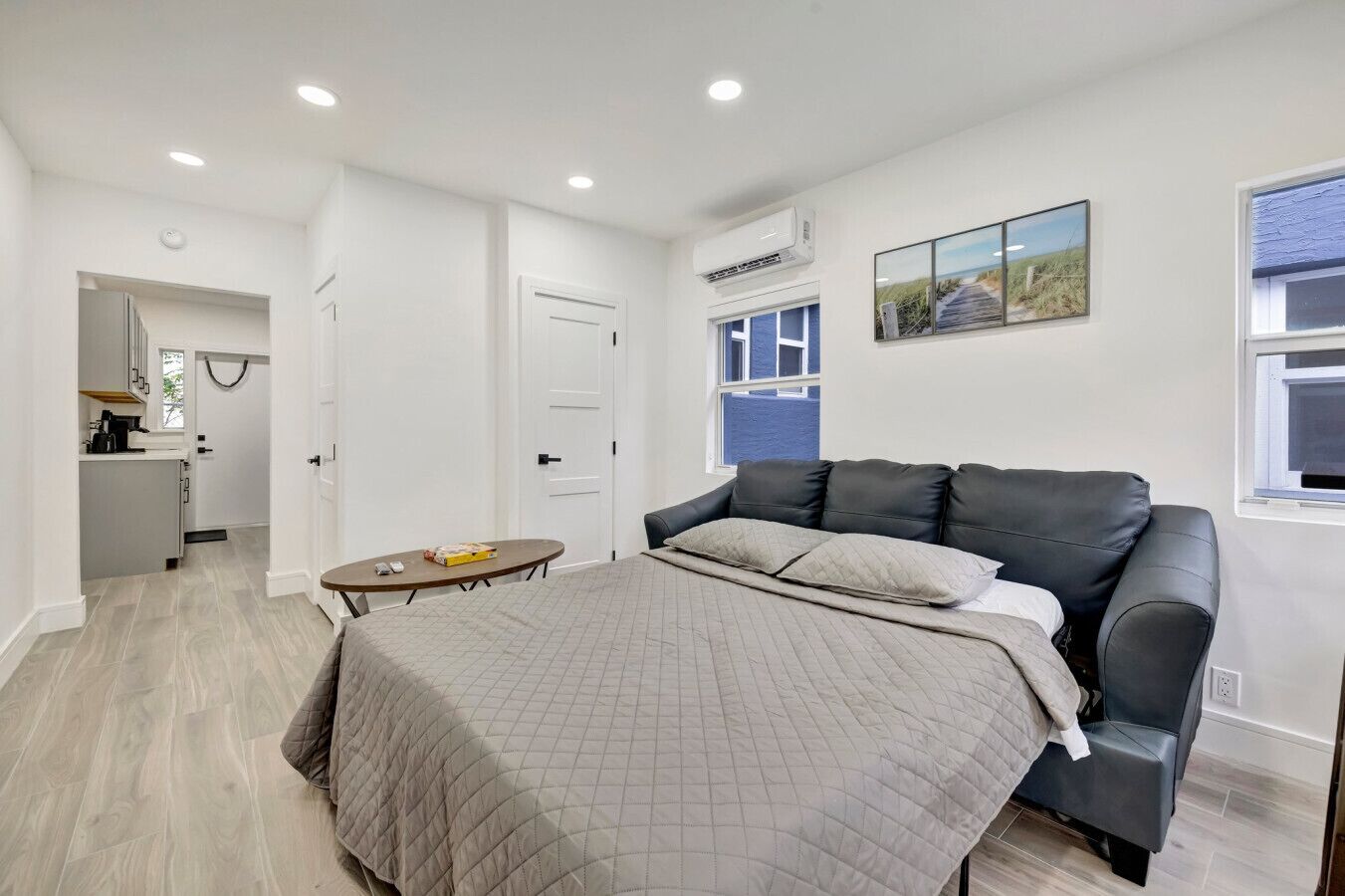 1 habitación, escritorio, tabla de planchar con plancha y cuna de viaje 