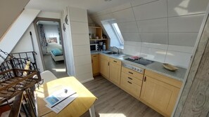 Réfrigérateur, four à micro-ondes, surface de cuisson, lave-vaisselle