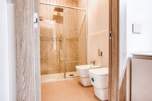 Dusche, Haartrockner, Bidet, Handtücher