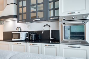 Jääkaappi, mikroaaltouuni, uuni, liesi