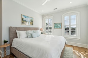 5 bedrooms, desk, iron/ironing board, free WiFi - New Build - Steps to King Street (Charleston)