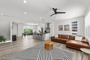 TV, fireplace - 10 Ocean D  Virginia Beach Rooftop Decks & Ocean Views (Virginia Beach)