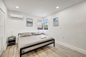 2 slaapkamers, een bureau, een strijkplank/strijkijzer, reisbedje