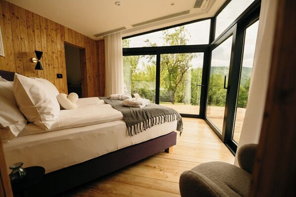 Minibar, Zimmersafe, individuell dekoriert