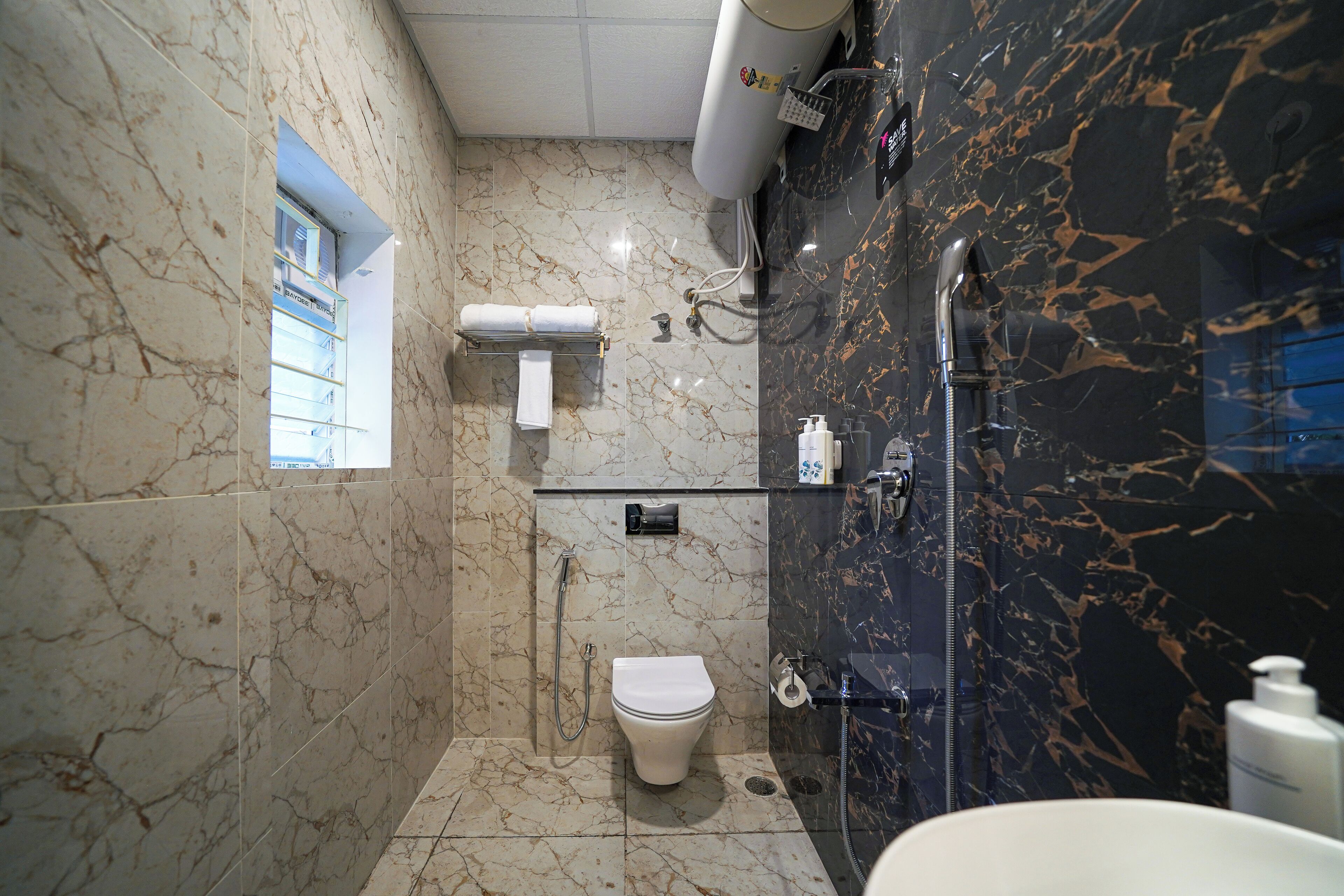 Ein Badezimmer mit Toilette, Dusche und Waschbecken.