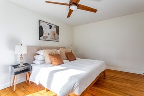 4 Schlafzimmer, Schreibtisch, Bügeleisen/Bügelbrett, Reisekinderbett