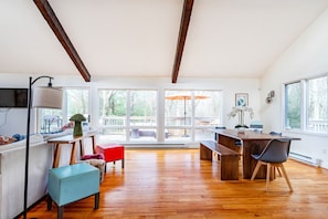 Smart TV, books, offices, computer monitors - Bright Contemporary Near The Best Hiking Trails (Pine Bush)