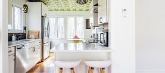 Bright Contemporary Near The Best Hiking Trails