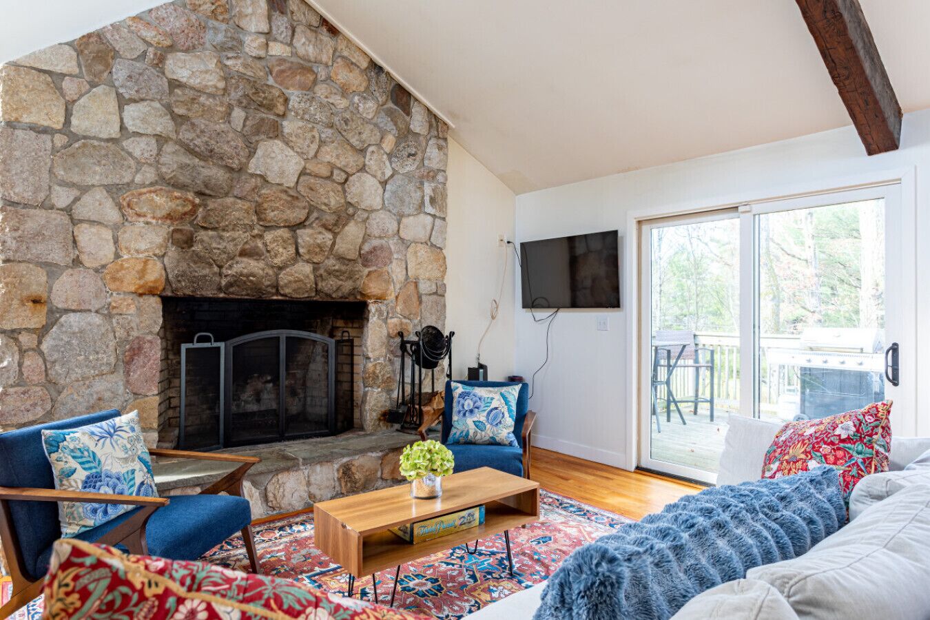 Smart TV, fireplace, books, offices