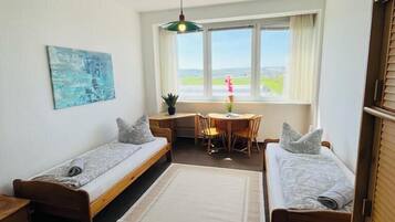 Kamar Basic, 2 Tempat Tidur Twin | Didekorasi berbeda-beda dan dilengkapi dengan perabotan berbeda-beda