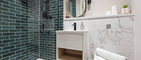 Een douche, een haardroger, handdoeken, zeep