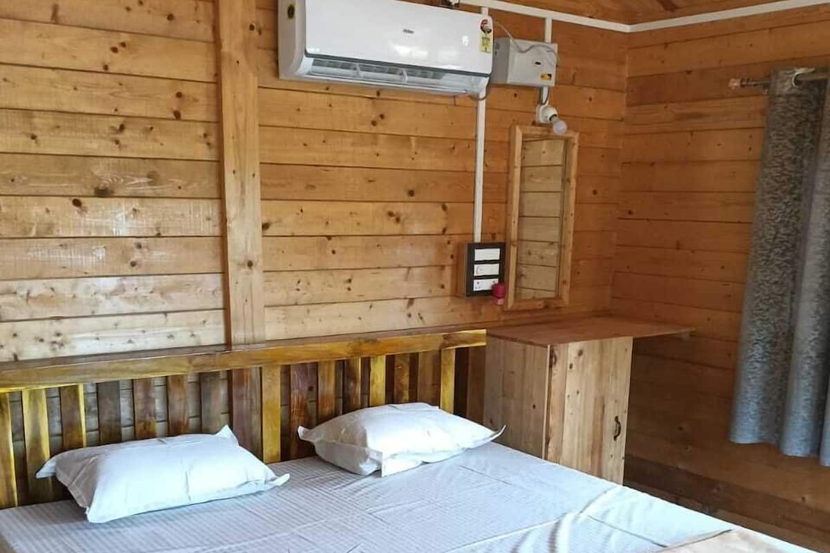 Desk, soundproofing, free WiFi
