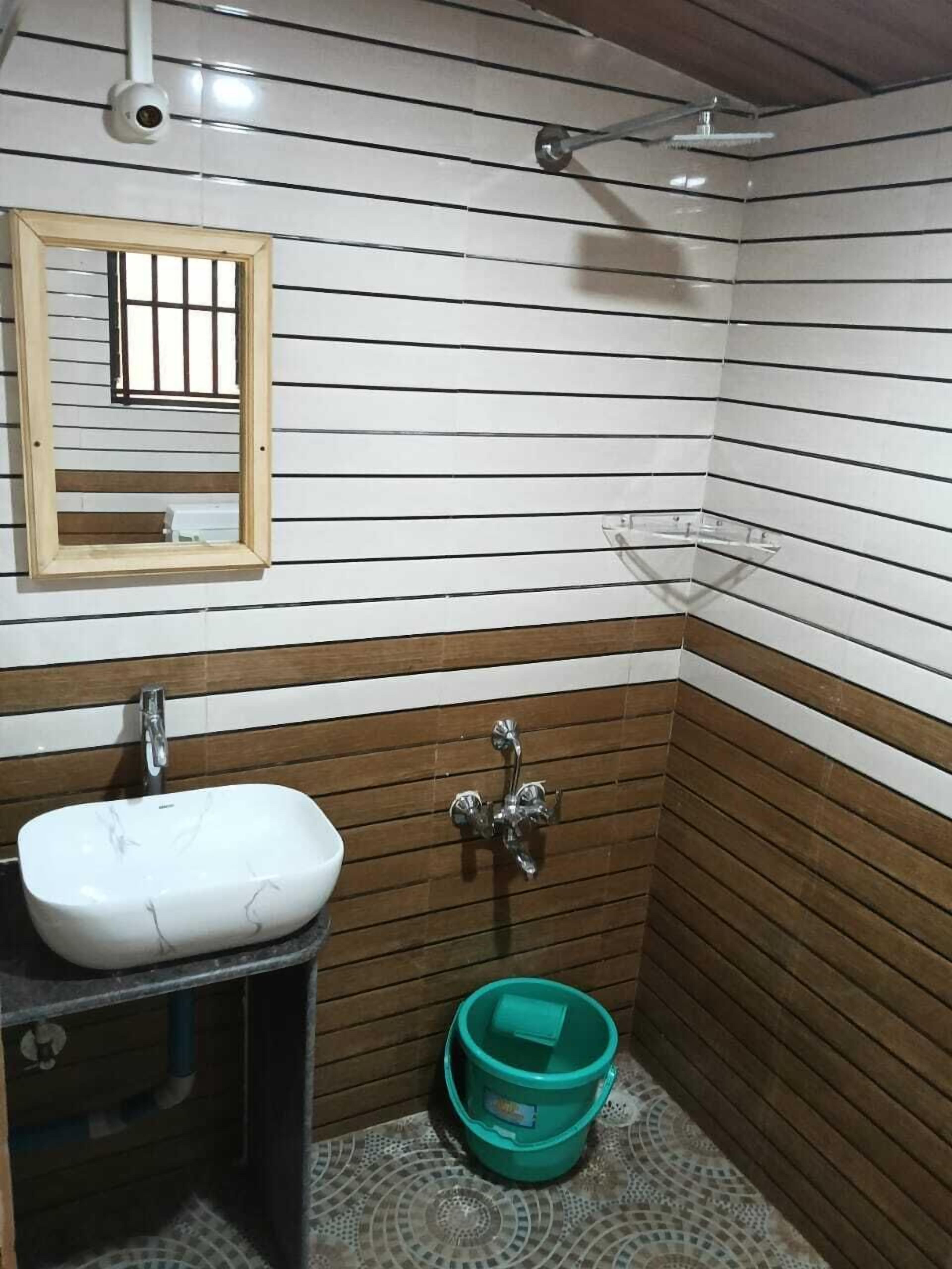 Deluxe Room | Bathroom | Shower, towels, soap, shampoo