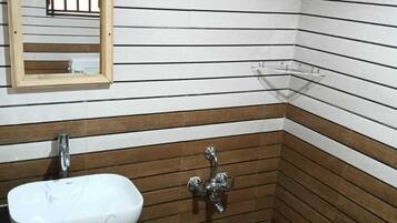 Deluxe Room | Bathroom | Shower, towels, soap, shampoo