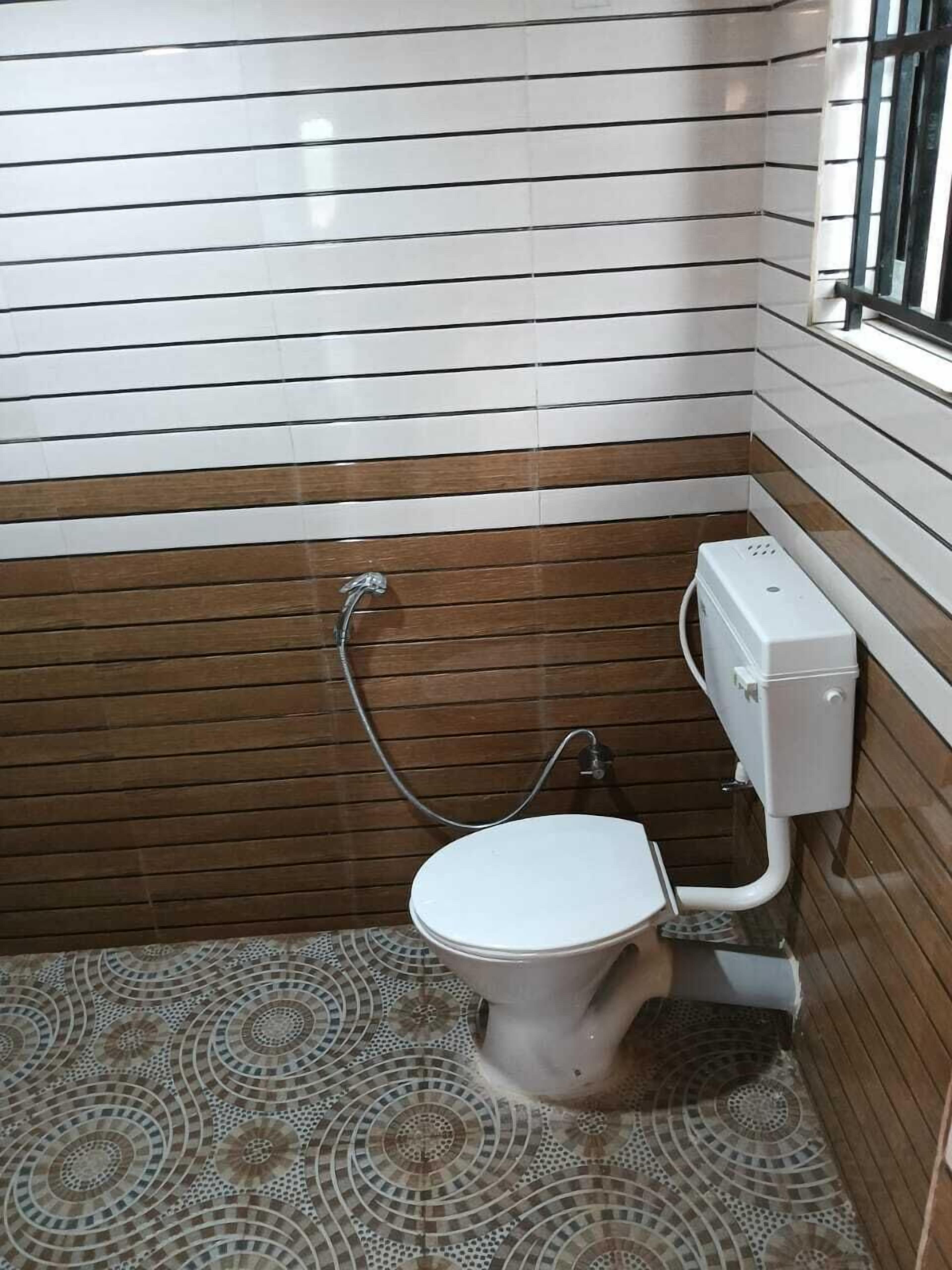 Classic Double Room | Bathroom | Shower, free toiletries, bidet, towels
