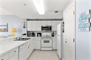 Køleskab, mikrobølgeovn, ovn, kogeplade