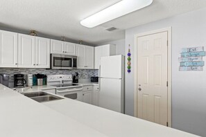 Kjøleskap, mikrobølgeovn, ovn og kokeplater