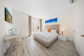 Ein modernes Hotelzimmer mit Bett, Nachttischen, Schreibtisch und Stuhl.