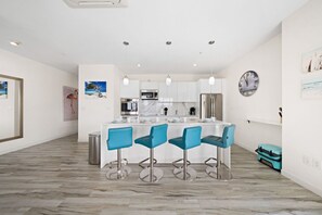 ثلاجة، ميكروويف، فرن، موقد طهي مسطح