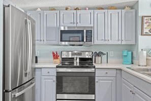 Køleskab, mikrobølgeovn, ovn, kogeplade