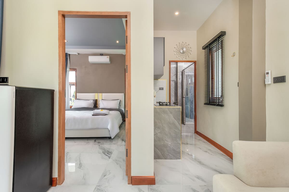Une chambre d’hôtel avec un lit, un bureau et une chaise.
