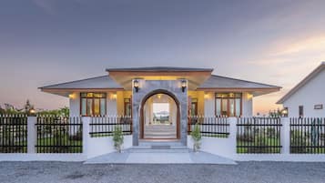 Villa familiar, vista al resort | Área de sala de estar