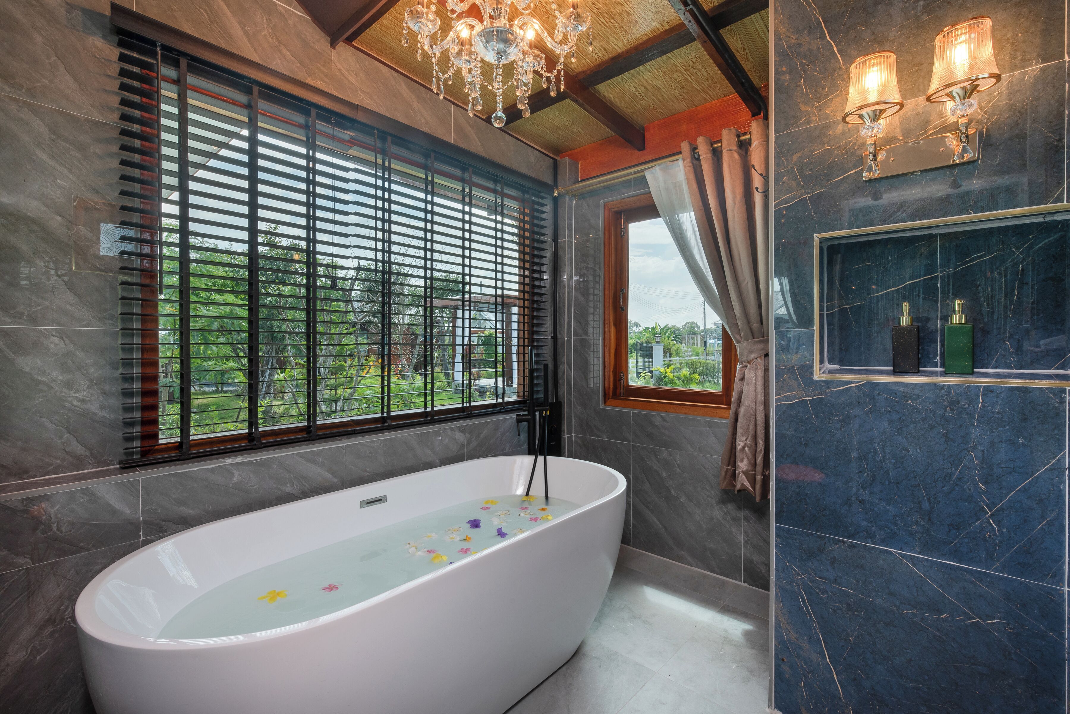 Deluxe Villa | Bathroom | Hair dryer, towels, soap, shampoo