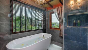 Deluxe-Villa | Badezimmer | Haartrockner, Handtücher, Seife, Shampoo