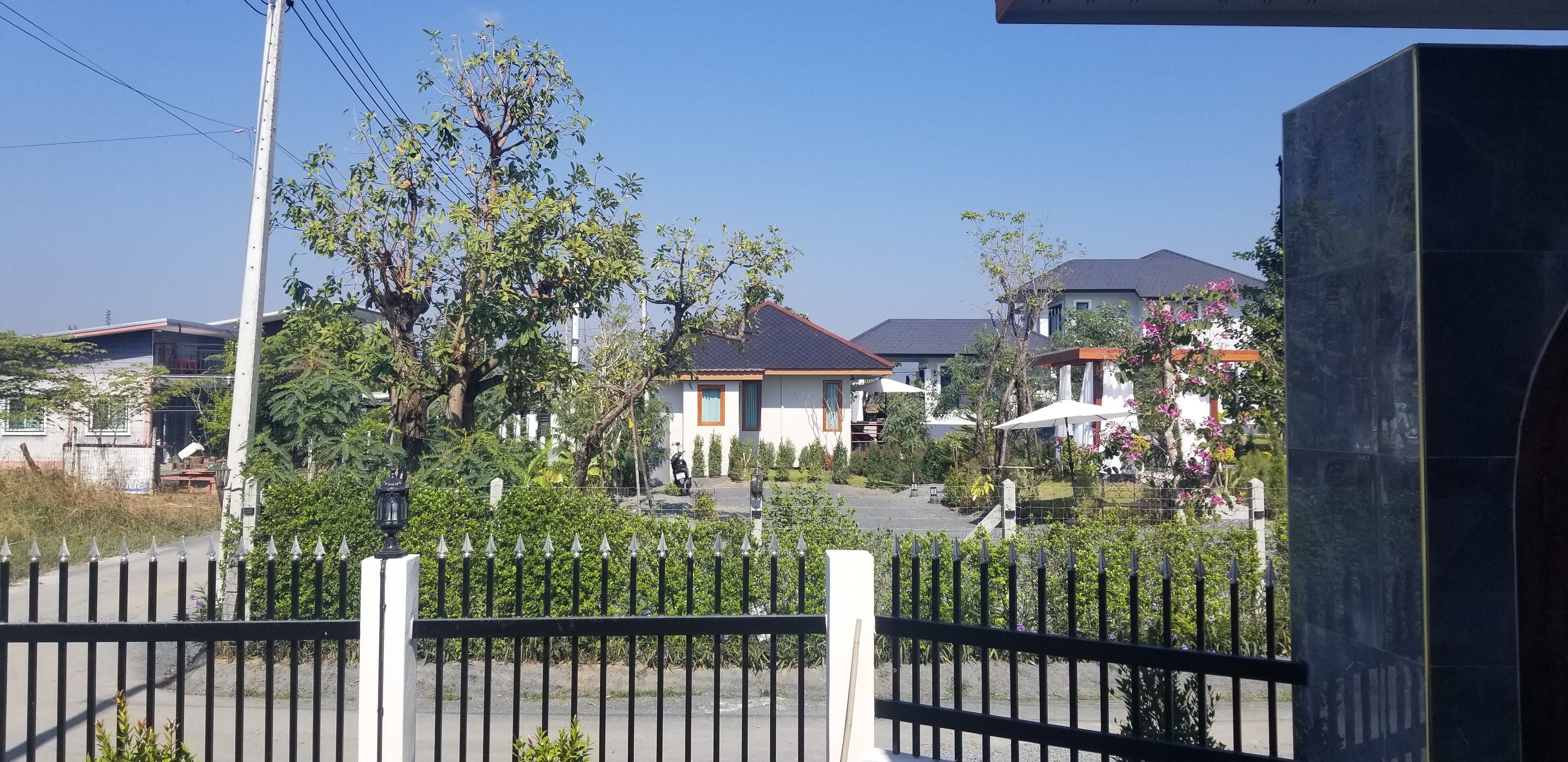 Zona residencial con casas, una cerca y cielo despejado.