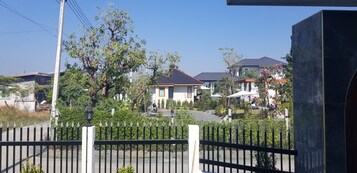 Zona residencial con casas, una cerca y cielo despejado.