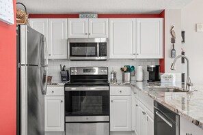 Køleskab, mikrobølgeovn, ovn, kogeplade