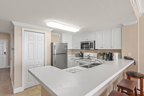 Fridge, oven, stovetop, dishwasher