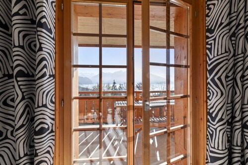 Appartement chalet, balcon et vue sur les Alpes