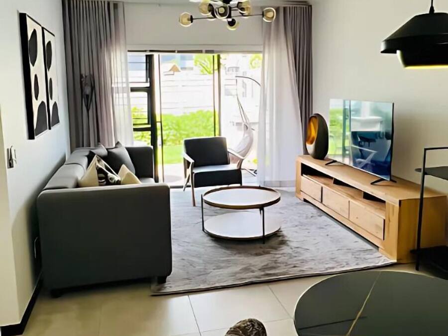 Apartamento superluxo, 1 cama Queen, cozinha, vista para o jardim | Área de estar | TV de tela plana
