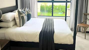 Appartement Luxe, 1 grand lit, cuisine, vue jardin | 1 chambre, coffres-forts dans les chambres, fer et planche à repasser