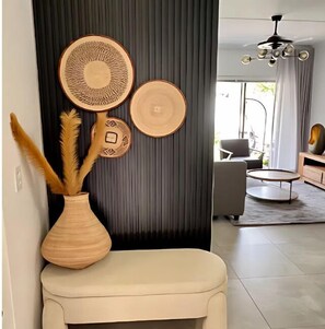 Luksusleilighet, 1 queensize-seng, kjøkken, hageutsikt | Oppholdsområde | Flatskjerm-TV