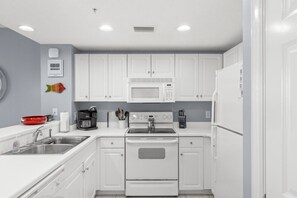 Køleskab, mikrobølgeovn, ovn, kogeplade