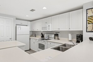 Køleskab, mikrobølgeovn, ovn, kogeplade