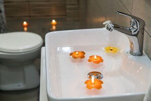 تجهيزات دش، مجففات شعر، مناشف، ورق حمّام