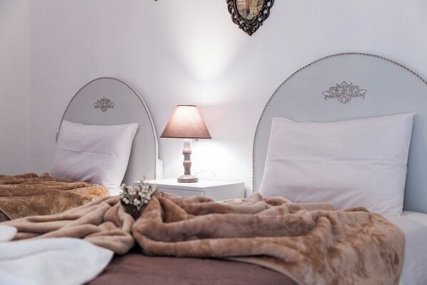 2 عدّة غرف نوم ومكتب ومكواة/لوح كي وسرير سفر