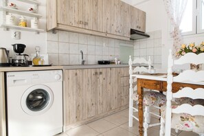 ثلاجة، ميكروويف، فرن، موقد طهي مسطح