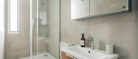 Regadera, toallas, jabón, papel de baño