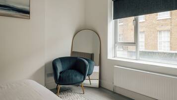 2 habitaciones, tabla de planchar con plancha, wifi y ropa de cama