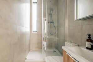 Regadera, toallas, jabón, papel de baño 